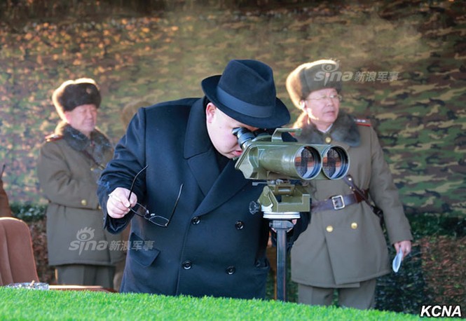 Ông Kim Jong-un trực tiếp chỉ đạo xe tăng vượt sông tập trận - ảnh 8