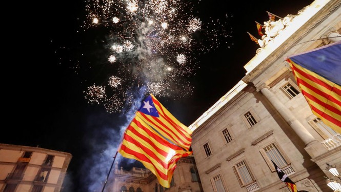 Khoảnh khắc người dân Catalonia vỡ òa sau tuyên bố độc lập - ảnh 11