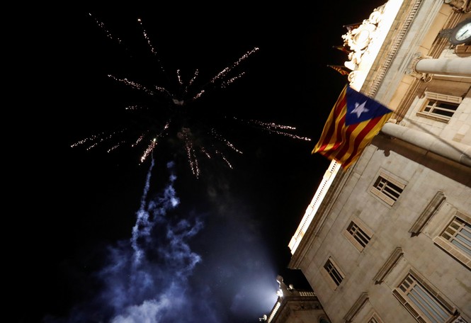 Khoảnh khắc người dân Catalonia vỡ òa sau tuyên bố độc lập - ảnh 10