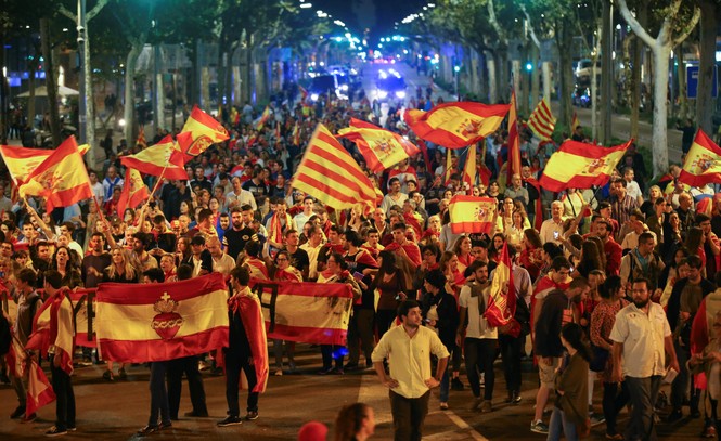 Khoảnh khắc người dân Catalonia vỡ òa sau tuyên bố độc lập - ảnh 6