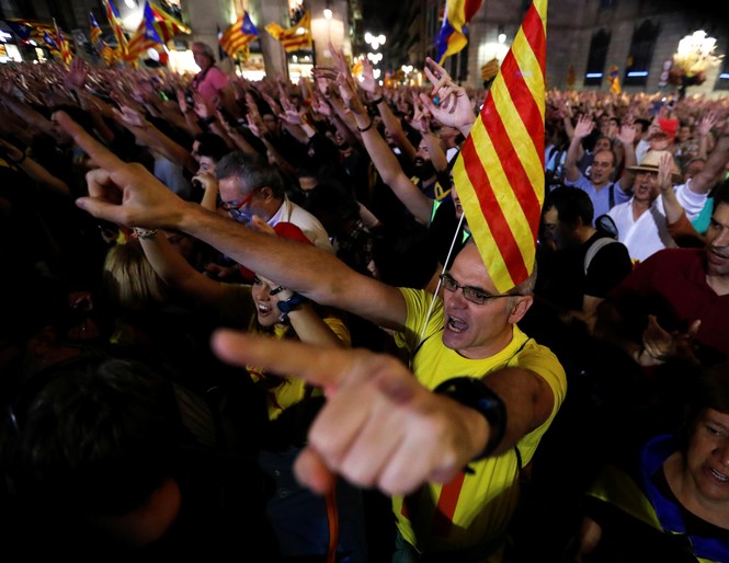 Khoảnh khắc người dân Catalonia vỡ òa sau tuyên bố độc lập - ảnh 9