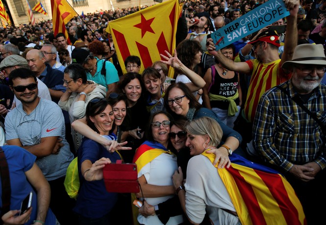 Khoảnh khắc người dân Catalonia vỡ òa sau tuyên bố độc lập - ảnh 7