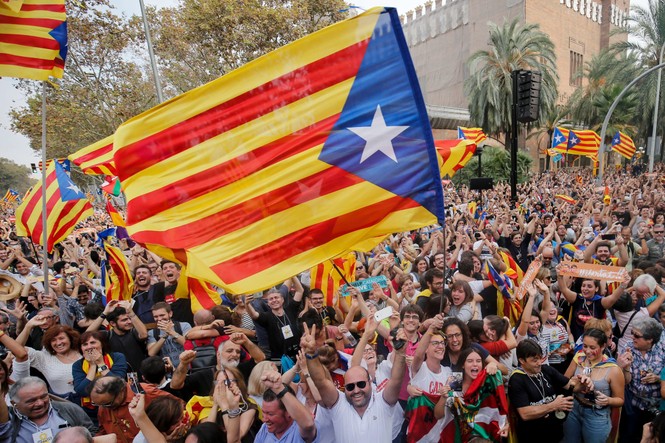 Khoảnh khắc người dân Catalonia vỡ òa sau tuyên bố độc lập - ảnh 5