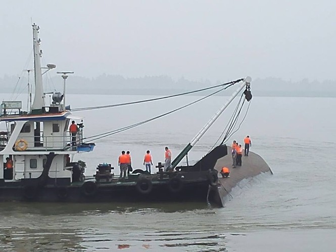 Trung Quốc chạy đua thời gian cứu nạn nhân trên tàu chìm - ảnh 29