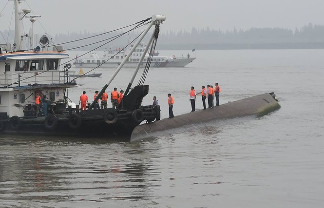 Trung Quốc chạy đua thời gian cứu nạn nhân trên tàu chìm - ảnh 23