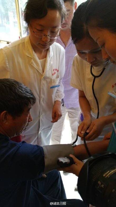 Trung Quốc chạy đua thời gian cứu nạn nhân trên tàu chìm - ảnh 2