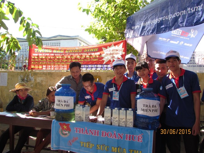 Huế: Tình nguyện viên lập hàng rào giao thông hỗ trợ thí sinh - ảnh 2