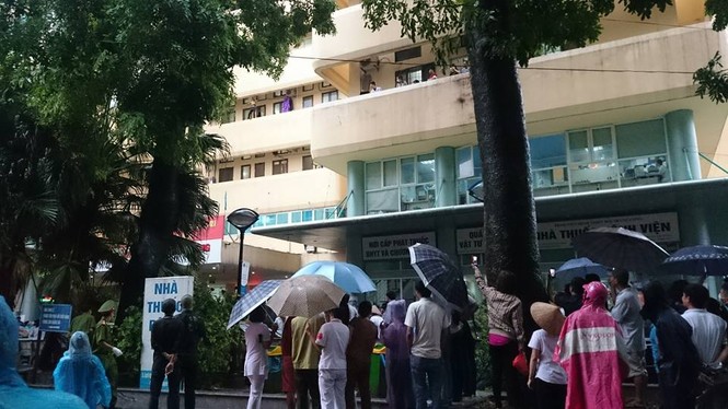 Thanh niên ngáo đá “đại náo” bệnh viện - ảnh 2
