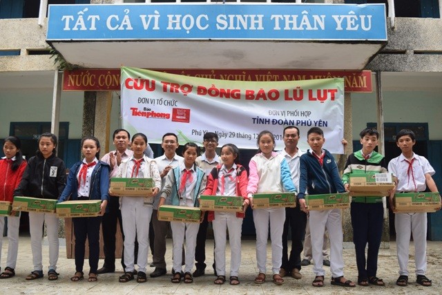 Trao 1.000 suất quà cho các em học sinh vùng lũ - ảnh 1