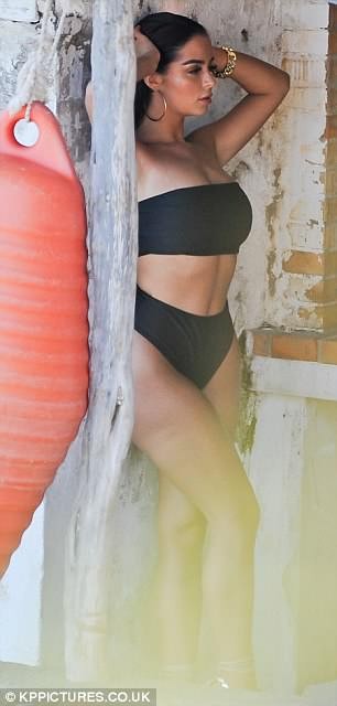 Đường cong cơ thể 'bốc lửa' của Demi Rose khiến chị em phải ghen tị - ảnh 10