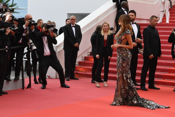 Nabilla Benattia sexy nổi bật, hôn say đắm bạn trai ở thảm đỏ Cannes - ảnh 2