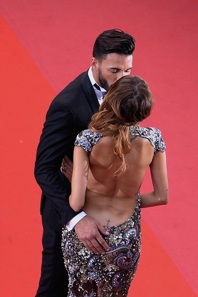 Nabilla Benattia sexy nổi bật, hôn say đắm bạn trai ở thảm đỏ Cannes - ảnh 4