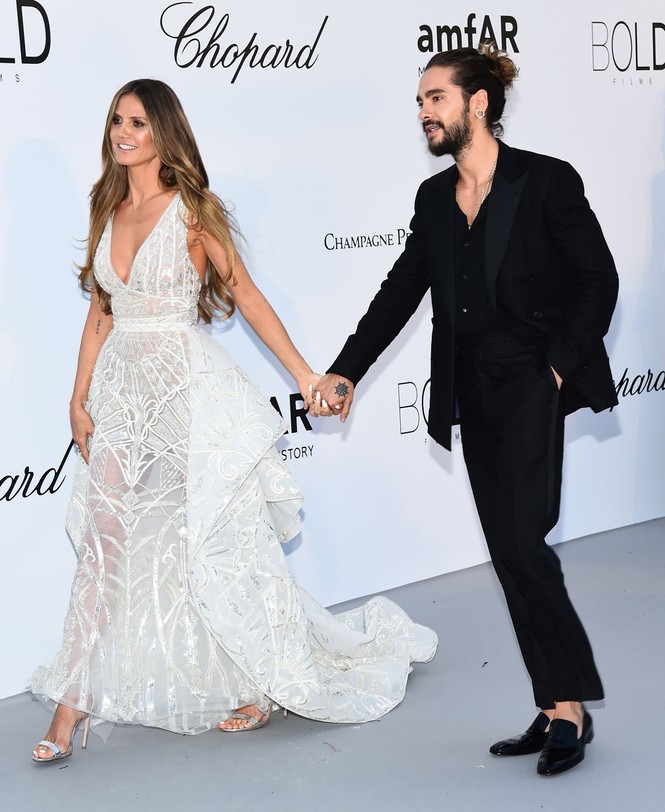 Heidi Klum đầm xẻ quyến rũ, không ngừng ôm hôn 'phi công trẻ' - ảnh 4