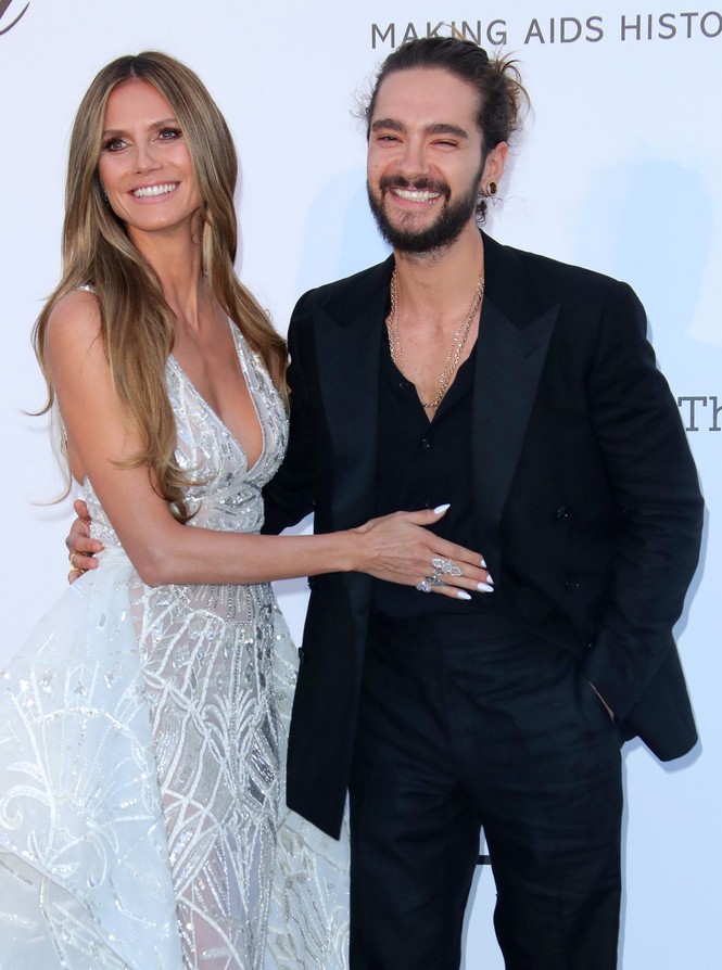 Heidi Klum đầm xẻ quyến rũ, không ngừng ôm hôn 'phi công trẻ' - ảnh 8