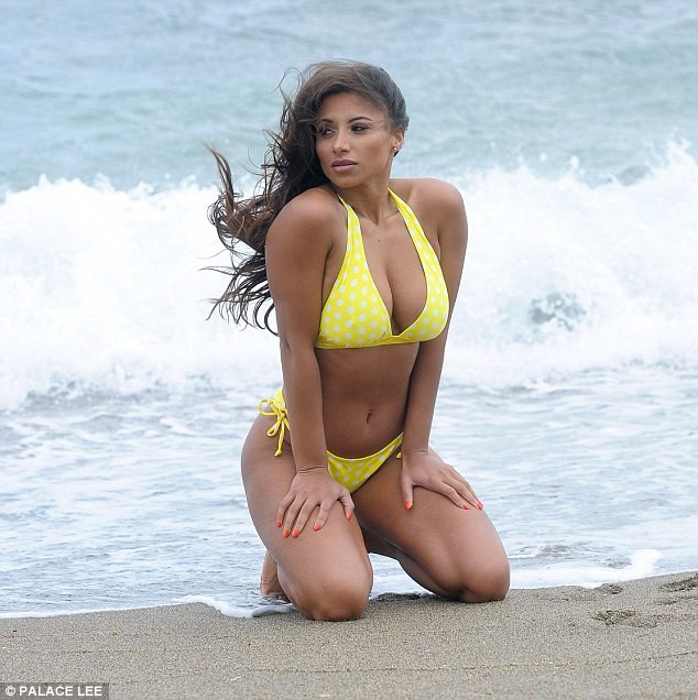 Mỹ nữ ngực khủng Kayleigh Morris nổi bật với bikini bé xíu ở bãi biển - ảnh 5