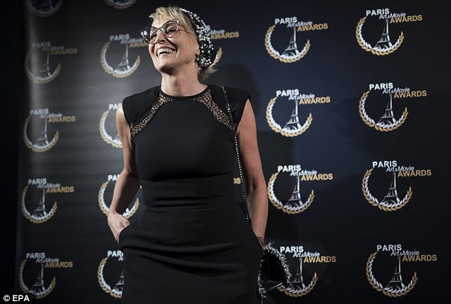 Minh tinh 'Bản năng gốc' Sharon Stone trẻ trung bất ngờ ở tuổi 60 - ảnh 1