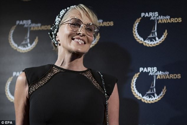 Minh tinh 'Bản năng gốc' Sharon Stone trẻ trung bất ngờ ở tuổi 60 - ảnh 2