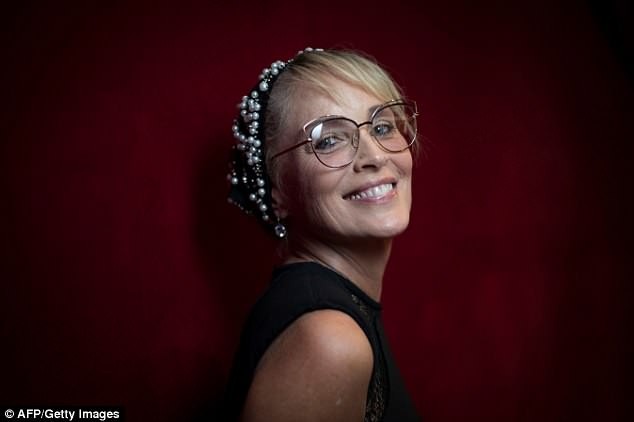 Minh tinh 'Bản năng gốc' Sharon Stone trẻ trung bất ngờ ở tuổi 60 - ảnh 6