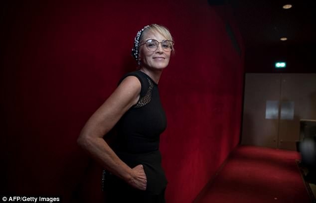 Minh tinh 'Bản năng gốc' Sharon Stone trẻ trung bất ngờ ở tuổi 60 - ảnh 7