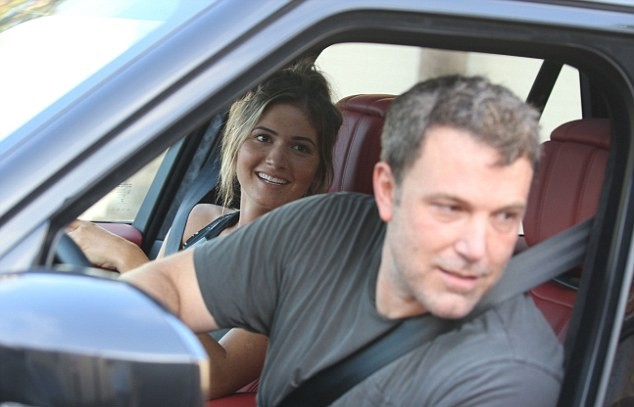 Thân hình nóng bỏng của siêu mẫu Playboy - tình mới của Ben Affleck - ảnh 1
