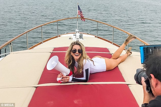 Rachel McCord thả dáng sexy hút mắt trên du thuyền đắt giá - ảnh 2