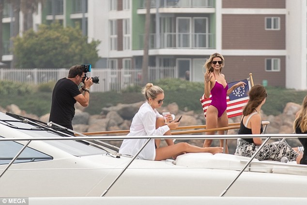 Rachel McCord thả dáng sexy hút mắt trên du thuyền đắt giá - ảnh 3