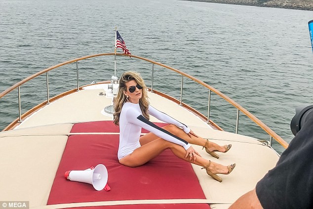 Rachel McCord thả dáng sexy hút mắt trên du thuyền đắt giá - ảnh 7