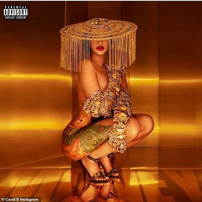 Cardi B áo cutout bó chặt, khoe ngực quá đà - ảnh 7
