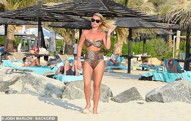 Billie Faiers khoe dáng nóng bỏng với bikini da báo - ảnh 1
