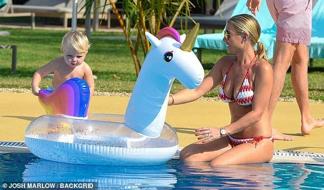Billie Faiers vóc dáng săn chắc, nóng bỏng đáng ngưỡng mộ - ảnh 2