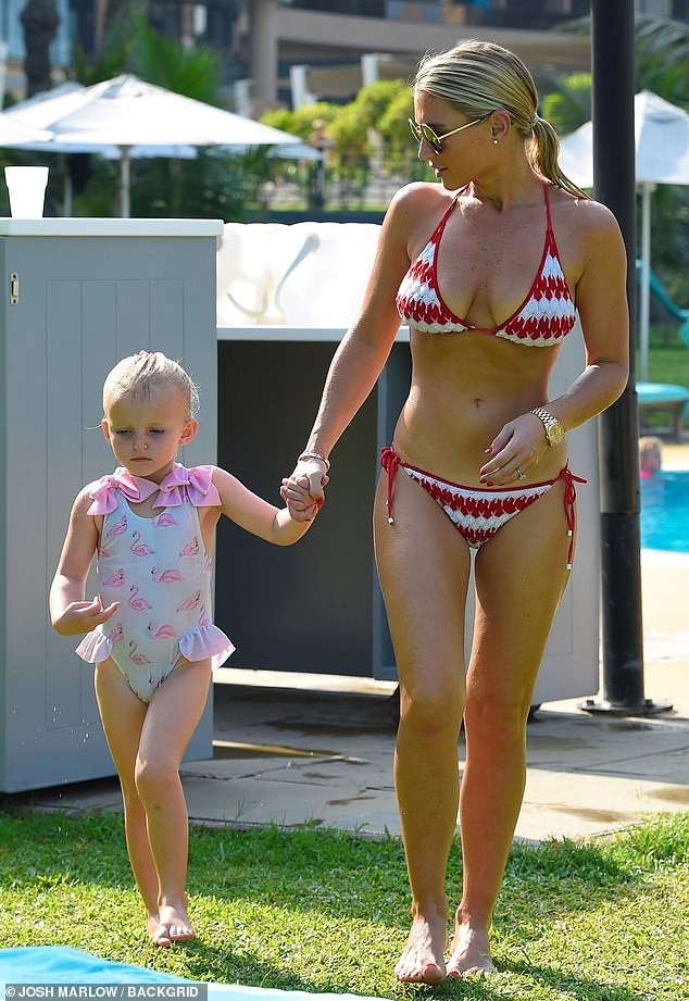 Billie Faiers vóc dáng săn chắc, nóng bỏng đáng ngưỡng mộ - ảnh 4