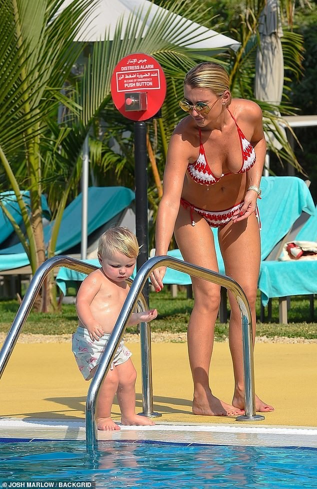 Billie Faiers vóc dáng săn chắc, nóng bỏng đáng ngưỡng mộ - ảnh 5