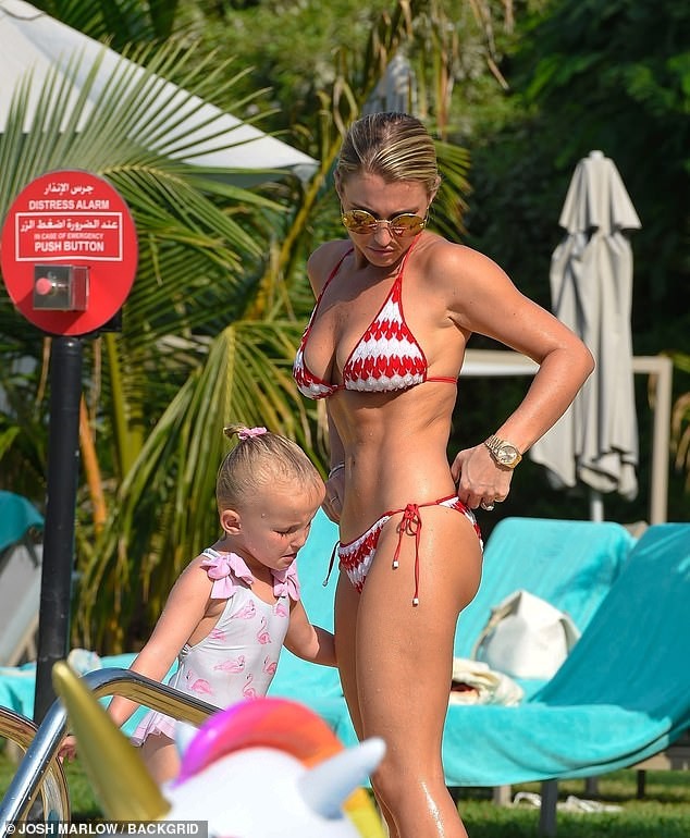 Billie Faiers vóc dáng săn chắc, nóng bỏng đáng ngưỡng mộ - ảnh 9
