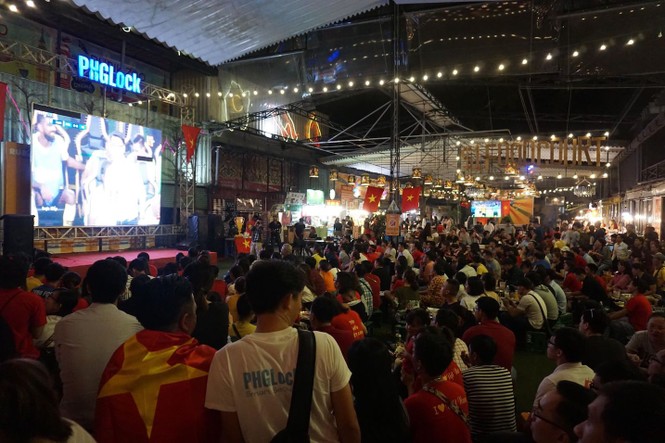 Những cung bậc cảm xúc của CĐV ở chung kết lượt đi AFF Cup - ảnh 7