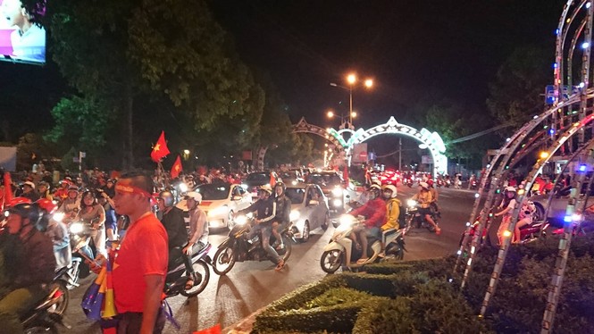 Hoà Malaysia, cổ động viên Việt vẫn ra đường ăn mừng như... vô địch - ảnh 1