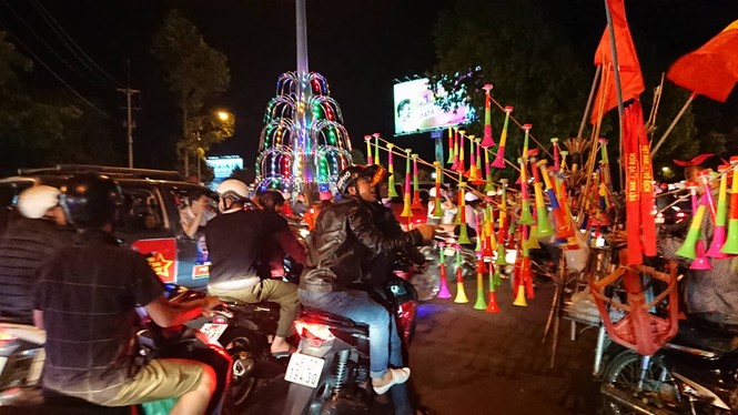 Hoà Malaysia, cổ động viên Việt vẫn ra đường ăn mừng như... vô địch - ảnh 3