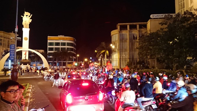 Hoà Malaysia, cổ động viên Việt vẫn ra đường ăn mừng như... vô địch - ảnh 9
