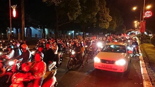 Hoà Malaysia, cổ động viên Việt vẫn ra đường ăn mừng như... vô địch - ảnh 12