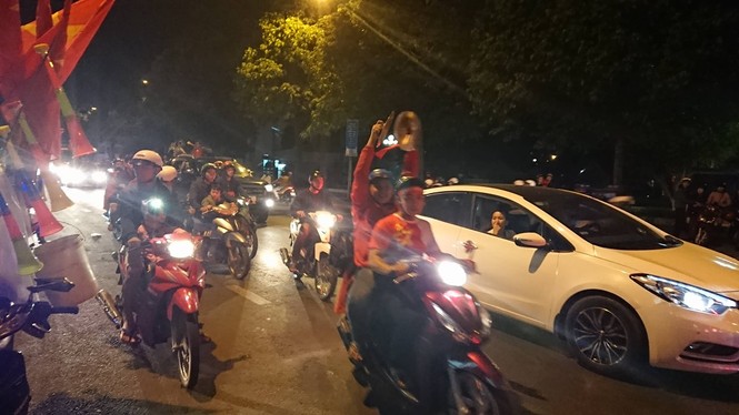 Hoà Malaysia, cổ động viên Việt vẫn ra đường ăn mừng như... vô địch - ảnh 4