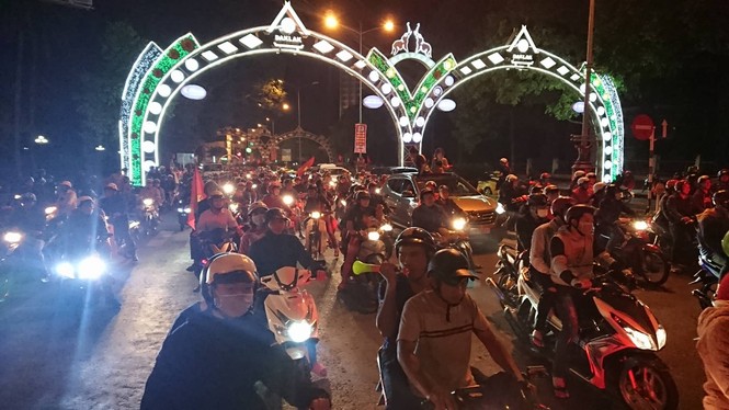 Hoà Malaysia, cổ động viên Việt vẫn ra đường ăn mừng như... vô địch - ảnh 6
