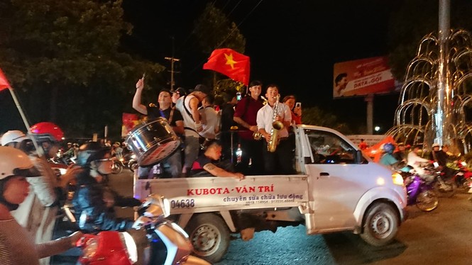 Hoà Malaysia, cổ động viên Việt vẫn ra đường ăn mừng như... vô địch - ảnh 7