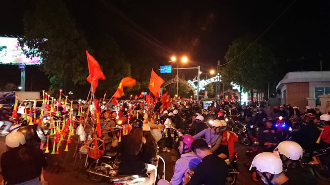 Hoà Malaysia, cổ động viên Việt vẫn ra đường ăn mừng như... vô địch - ảnh 10