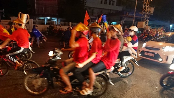 Hoà Malaysia, cổ động viên Việt vẫn ra đường ăn mừng như... vô địch - ảnh 2