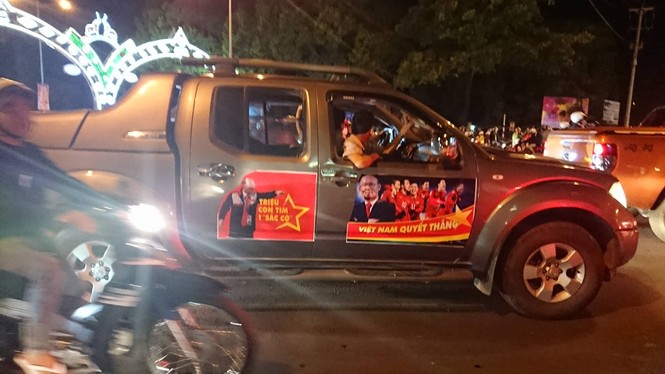 Hoà Malaysia, cổ động viên Việt vẫn ra đường ăn mừng như... vô địch - ảnh 5