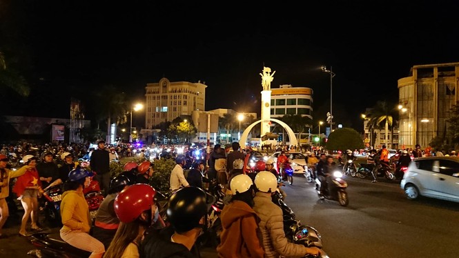 Hoà Malaysia, cổ động viên Việt vẫn ra đường ăn mừng như... vô địch - ảnh 8