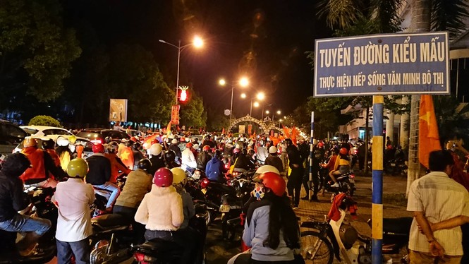 Hoà Malaysia, cổ động viên Việt vẫn ra đường ăn mừng như... vô địch - ảnh 11