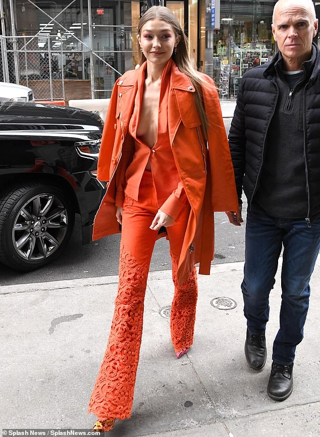Không nội y, Gigi Hadid mặc vest 'thả rông' vòng 1 siêu gợi cảm - ảnh 9