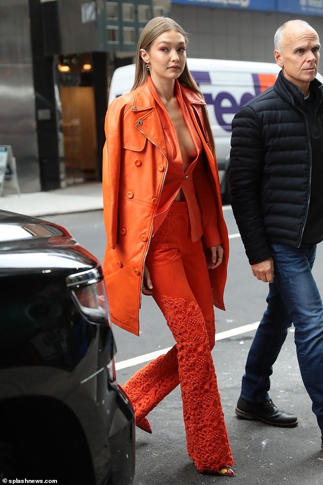 Không nội y, Gigi Hadid mặc vest 'thả rông' vòng 1 siêu gợi cảm - ảnh 10