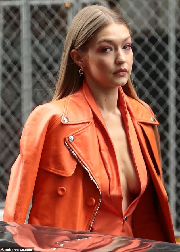 Không nội y, Gigi Hadid mặc vest 'thả rông' vòng 1 siêu gợi cảm - ảnh 2