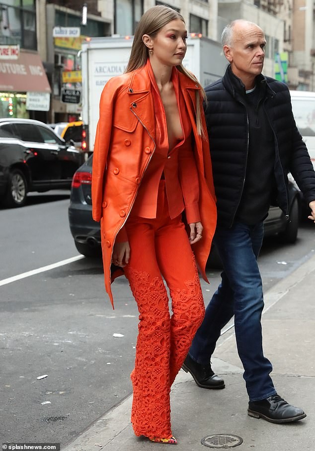 Không nội y, Gigi Hadid mặc vest 'thả rông' vòng 1 siêu gợi cảm - ảnh 4